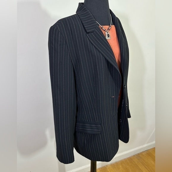 Laura Scott sz 12 blazer black pin stripe. Two button   Front pockets - Picture 12 of 14